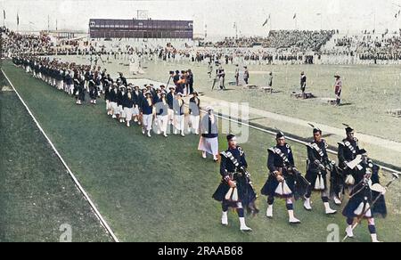 Die Eröffnungszeremonie der Olympischen Spiele 1924 in Paris zeigt, wie die britische Mannschaft an der Spitze der Pipers vorbeimarschiert. An der Zeremonie nahmen der Prinz von Wales, sein Bruder Prinz Henry und Präsident Doumergue Teil. Datum: 1924 Stockfoto