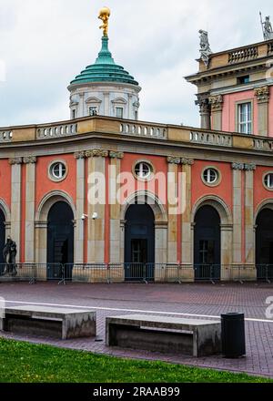 Innenhof des Parlamentsgebäudes und Kuppel des Alten Rathauses, Potsdam, Brandenburg, Deutschland Stockfoto