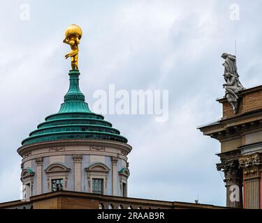 Potsdamer Museum im Alten Rathaus, am Aten Markt 9, Potsdam, Brandenburg. Gebäude im Paladier-Stil mit vergoldeter Skulptur des Atlas auf einer grünen Kuppel Stockfoto