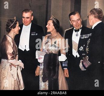 König Gustav VI von Schweden (1882 - 1973), ganz rechts vom Bild mit seiner zweiten Frau, der ehemaligen Prinzessin Louise von Battenberg, Lady Louise Mountbatten, die von der Admiralität bei einem Bankett in Greenwich im Royal Naval College unterhalten wird. Sie sind bei Earl und Gräfin Mountbatten (der Earl war der Bruder von Königin Louise) und der RT. Herr J. P. L. Thomas, erster Lord der Admiralität. Datum: 1955 Stockfoto