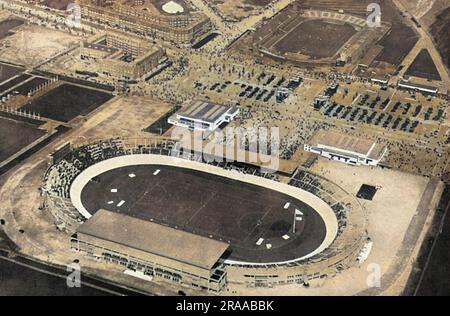 Ein Luftblick auf das Stadion, das für die Olympischen Spiele 1928 in Amsterdam gebaut wurde. Ursprünglich mit einer Kapazität von 32.000 Personen wurde das Stadion für 42.000 Personen umgebaut. Dahinter befindet sich der Marathonturm, der so entworfen wurde, dass das gesamte Marathonrennen verfolgt werden konnte. Während der zwei Wochen der Spiele war eine Rauchfahne aus dem Turm zu sehen. Datum: 1928 Stockfoto