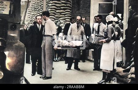 Evakuierung von Krankenhauspatienten aus dem Westminster Hospital unter der Bedrohung durch Luftangriffe im Zweiten Weltkrieg. In Übereinstimmung mit dem staatlichen Evakuierungsplan zu Beginn des Krieges, haben einige Londoner Krankenhäuser veranlasst, dass einige ihrer Patienten ins Land gebracht werden. Hier wird ein Tragetasche zu einem Krankenwagen gebracht, mit einer stark sandigen Wand im Hintergrund. Datum: 1939 Stockfoto