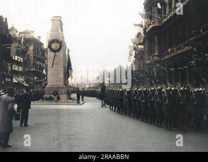 Amerikanische Truppen bei der Siegesparade am Friedenstag passieren das Cenotaph auf Whitehall, London, 19.. Juli 1919 Datum: 19.. Juli 1919 Stockfoto