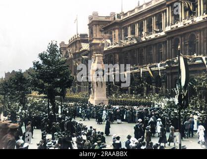 Feierlichkeiten zum Friedenstag in London, 19.. Juli 1919, um das Ende des Ersten Weltkriegs zu feiern. Flaggen der Alliierten fliegen aus Fenstern entlang Whitehall und Menschenmassen säumen die Straße am Cenotaph. Datum: 19.. Juli 1919 Stockfoto