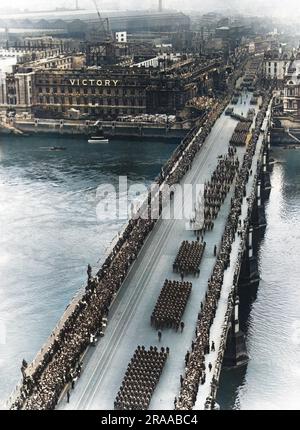 Das amerikanische Kontingent in der Peace Day Victory Prozession zur Feier des Endes des Ersten Weltkriegs über die Westminster Bridge, London. Datum: 19. Juli 1919 Stockfoto