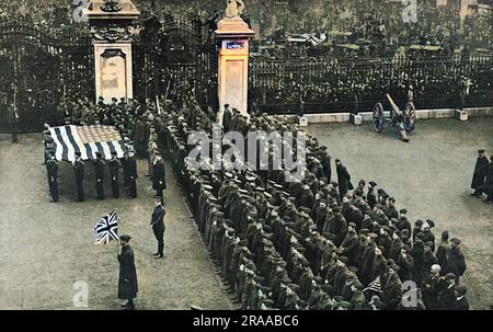 Amerikanische Soldaten und Matrosen mit der Flagge Stars and Stripes auf dem Vorplatz des Buckingham Palace am Waffenstillstand-Tag am Ende des Ersten Weltkriegs. Datum: 11.. November 1918 Stockfoto