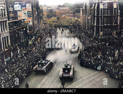 Panzer nehmen am 19.. Juli 1919 an der Peace Day Victory Prozession durch London Teil, um das Ende des Ersten Weltkriegs zu feiern. Datum: 19.. Juli 1919 Stockfoto