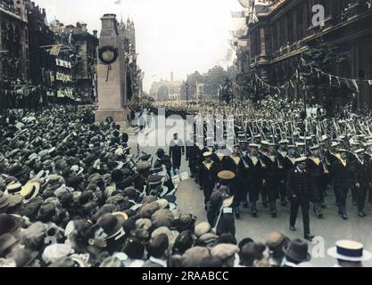 Britisches Marinekonzert, das im Rahmen der Peace Day Victory Prozession oder Parade am Cenotaph in Whitehall, London, vorbeifährt. Datum: 19.. Juli 1919 Stockfoto