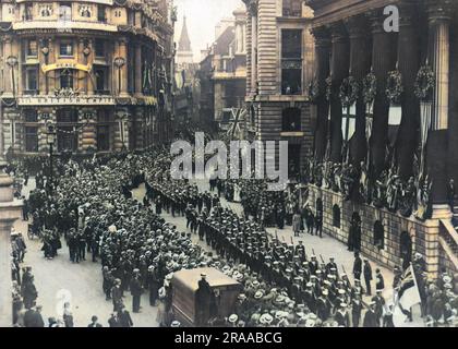 Peace Day Victory Parade in London am 19. Juli 1919: Das britische Marinekonzert, das an dem Mansion House vorbeifährt, das mit Lorbeerkränzen und den Flaggen der Alliierten getarnt ist. Das Gebäude der Liverpool & London & Globe Insurance Company ist mit den Wörtern „Peace“ und „Ave British Empire“ geschmückt. Datum: 19. Juli 1919 Stockfoto