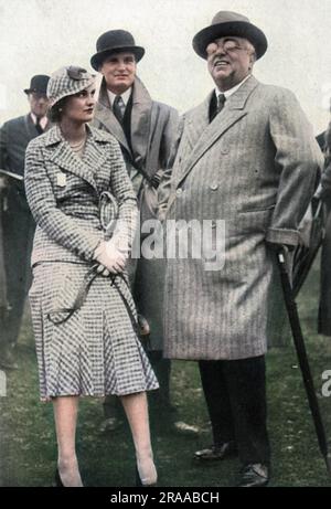 Miss Margaret Whigham (1912-1993), später Mrs. Charles Sweeny und dann Margaret Campbell, Herzogin von Argyll, die 1931 beim Herbsttreffen in Newbury mit H. H. Der Prinz Aga Khan, der sieben Pferde auf dem Treffen laufen ließ. Der Sohn der Aga Khan, Prinz Aly Khan, hatte sich im vergangenen Jahr in Margaret verliebt, aber die Romantik wurde von ihren Eltern entmutigt. Datum: 1931 Stockfoto