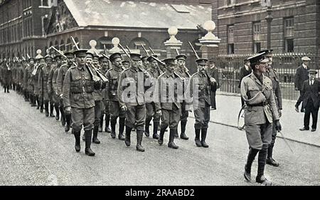 Die Grenadiergarde des 2. Bataillons marschieren in ihrem Wahlkampf durch London. Sie werden von Major Edward Henry Trotter (1872-1916) angeführt, der während des Zweiten Böhlerkrieges einen Arm verloren hatte. Ende August 1914 hatte Trotter das Kommando über das 18. Bataillon, das des Königs (Liverpool Regiment), übernommen. Im Juli 1916 verlor er an der Front, als Deutschland die Somme bombardierte. Datum: 09. August 14 Stockfoto