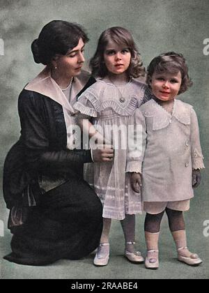 Die Kronprinzessin von Schweden, früher Prinzessin Margaret von Connaught (1882-1920), Enkelin von Königin Victoria, posierte mit ihren beiden jüngsten Kindern, Prinzessin Ingrid und Prinz Bertil, Herzog von Halland. Ingrid heiratete später Kronprinz Frederik von Dänemark. Die schwedische Kronprinzessin, von der Familie als Daisy bekannt, starb 1920 plötzlich, während ihre Kinder noch jung waren. Datum: 1915 Stockfoto