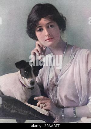 Mrs. Patrick de bathe, ehemals Miss Violet Lindsay Wood, die Frau von Mr. Patrick de bathe, einer der Kriegskorrespondenten des Daily Telegraph während des Ersten Weltkriegs. Die Tatler berichtet über Frau de Bathe, die nach Dieppe reist, um beim Sammeln und Verteilen von Kleidung und medizinischem Zubehör im anglofranzösischen Luftdepot unter dem Vorsitz von Frau Price zu helfen, deren Ehemann, Colonel Price, Postmeister-General an der Front war. Datum: 1915 Stockfoto