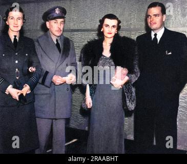 Das goldene Paar der Gesellschaft, Mr. Und Mrs. Charles Sweeny bei der Filmpremiere von 'Flying Fortress' und mit Wing Officer Statter und Brigadegeneral McClelland abgebildet. Der Film erhielt eine doppelte Premiere und wurde gleichzeitig im Warner Theatre und im Empire Cinema am Leicester Square gezeigt. Frau Sweeny war die ehemalige Miss Margaret Whigham (Deb des Jahres 1930) und später die berüchtigte Herzogin von Argyll nach ihrer zweiten Ehe. Datum: 1942 Stockfoto