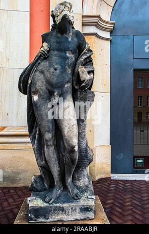 Beschädigte Skulptur, männliche Figur im Hof des Staatsparlamentariums, Potsdam, Brandenburg Stockfoto