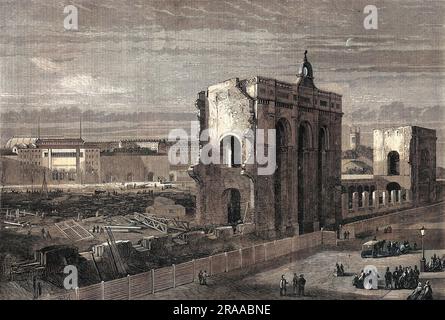 Ein Blick nach Osten entlang der Cromwell Road, London, auf die Ruinen des Gebäudes, in dem sich die große Ausstellung von 1862 befand. Im Hintergrund befinden sich Gebäude, die mit den Gärten der Gartengesellschaft verbunden sind. Die Stätte wurde abgerissen und geräumt, bevor mit den Bauarbeiten an dem Gebäude begonnen werden konnte, in dem sich das Naturkundemuseum befinden sollte (und noch immer tut). Datum: 1862 Stockfoto