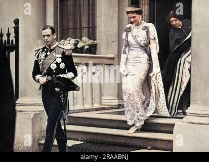 George, Herzog von Kent (1902-1942) in Marineuniform und seine Frau Marina, Herzogin von Kent, verlässt ihr Zuhause am 3 Belgrave Square für den Buckingham-Palast, bevor König George VI. Am 12. Mai 1937 die Krönung seines älteren Bruders begeht. Datum: 1937 Stockfoto