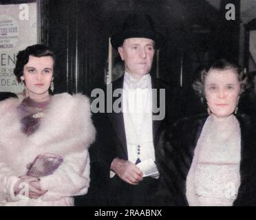 Frau Charles Sweeny (1912-1993), ehemals Miss Margaret Whigham, und später, bei ihrer zweiten Ehe, die Herzogin von Argyll, die zusammen mit ihren Eltern, Herrn und Frau George Hay Whigham, auf der Filmpremiere der Juden SUSS im Oktober 1934 in London abgebildet wurde, eine Veranstaltung, an der auch Prinz George (Herzog von Kent) teilnahm. Datum: 1934 Stockfoto