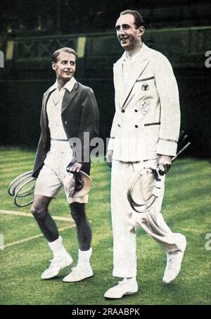 Henry Wilfred „Bunny“ Austin (1906-2000) blickt auf den aufragenden Rahmen seines 6 m 7 Inche-Gegners Lyttelton Rogers of Ireland, der das erste Spiel in Wimbledon bei der Krönungsjahr-Rasentennismeisterschaft spielt. Austin gewann das Viererspiel: 3-6, 8-6, 6-1, 6-2. Datum: 1937 Stockfoto