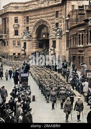 Vor der Waterloo Station starteten 150 Offiziere und Männer, die das südafrikanische Koronationskontingent bildeten, ihren marsch in die Wellington Barracks, nachdem sie den Gloucester Castle Bootszug verließen. Später am Tag ihrer Ankunft marschierten sie durch London zum South Africa House, wo sie von Herrn te Water, dem Hohen Kommissar für die Union, und General Hertzog, dem südafrikanischen Premierminister, begrüßt wurden. Datum: 1937 Stockfoto