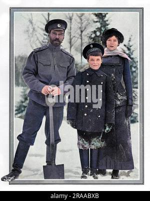 Zar Nicholas II. Von Russland wurde mit zwei seiner Kinder, der Großherzogin Tatiana und Alexei, dem Zarewitsch, fotografiert und baute eine Festung aus Schnee auf dem Gelände des Kaiserpalastes in Tsarskoye Selo in Petrograd. Datum: 1915 Stockfoto