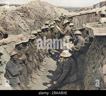 Britische Soldaten in einem Graben am ersten Tag der Somme (1. Juli 1916), die sich nach dem Angriff für einen Appell anstellten. Datum: 1916 Stockfoto