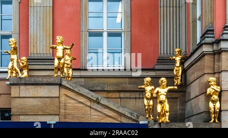 Putti, Goldene Figuren auf der Engeltreppe vor dem Parlamentsgebäude, Potsdam, Brandenburg, Deutschland Das Parlament wurde errichtet Stockfoto