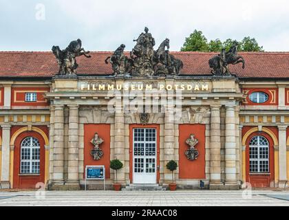 Das Potsdamer Filmmuseum befindet sich im historischen ehemaligen königlichen Stallgebäude, Schloßstraße 1-19, Potsdam, Brandenburg Stockfoto