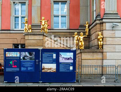 Putti, Goldene Figuren auf der Engeltreppe vor dem Parlamentsgebäude, Potsdam, Brandenburg, Deutschland Das Parlament wurde errichtet Stockfoto