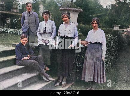 Familienfoto der Herzogin von Abercorn mit ihren vier Kindern, darunter Lady Cynthia Hamilton. Cynthia Elinor Beatrix Spencer (1897 - 1972), bis zu ihrer Hochzeit als Lady Cynthia Hamilton bekannt, war die Tochter des dritten Herzogs von Abercorn und heiratete Viscount Althorp (später Earl Spencer) im Jahr 1919. Sie ist die väterliche Großmutter von Diana, Prinzessin von Wales und Urgroßmutter von Prinz William von Wales, Herzog von Cambrdige. Das Foto war in der Zuschauer, als ihre Verlobung ankündigte. Datum: 1919 Stockfoto