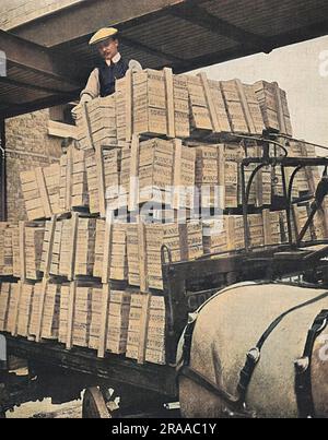 Teil einer Sendung mit 50.000 Gewinnerdatensätzen, die für die Vorderseite verpackt werden. Die Hersteller hatten bereits 30.000 Platten an die Flotte geschickt. Datum: 1915 Stockfoto