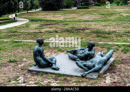 Bronzeskulptur 1974. Beauty of man in Nature von Bildhauer Margret Middell, auf der Freundschaftsinsel, Potsdam, Brandenburg, Deutschland Stockfoto