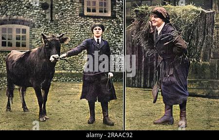 Frauen, die von der Frauengewerkschaft auf einen Bauernhof in Cley, Norfolk, geschickt wurden, um dort während des Ersten Weltkriegs in der Landwirtschaft zu trainieren. Datum: 1916 Stockfoto