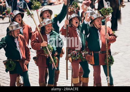 Landshut, Deutschland. 02. Juli 2023. Landsknechte Parade durch die Stadt bei der „Landshut Wedding“. Tausende Besucher jubelten, während Braut und Bräutigam durch die herrlich dekorierte Altstadt zogen. Das mittelalterliche historische Spektakel stellt die Ehe der polnischen Prinzessin Hedwig mit dem Reichen von Bayern-Landshut wieder her. Kredit: Tobias C. Köhler/dpa/Alamy Live News Stockfoto