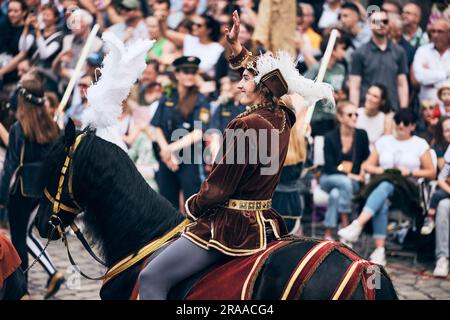 Landshut, Deutschland. 02. Juli 2023. Luis Truhla als Herzog Georg bei der Landshut Wedding. Tausende Besucher jubelten, während Braut und Bräutigam durch die herrlich dekorierte Altstadt zogen. Das mittelalterliche historische Spektakel stellt die Ehe der polnischen Prinzessin Hedwig mit dem Reichen von Bayern-Landshut wieder her. Kredit: Tobias C. Köhler/dpa/Alamy Live News Stockfoto