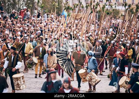 Landshut, Deutschland. 02. Juli 2023. Landsknechte Parade durch die Stadt bei der „Landshut Wedding“. Tausende Besucher jubelten, während Braut und Bräutigam durch die herrlich dekorierte Altstadt zogen. Das mittelalterliche historische Spektakel stellt die Ehe der polnischen Prinzessin Hedwig mit dem Reichen von Bayern-Landshut wieder her. Kredit: Tobias C. Köhler/dpa/Alamy Live News Stockfoto