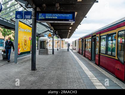 Der Potsdamer Hauptbahnhof Hauptbahnhof bedient die S-Bahn und die Bahn Berlin-Magdeburg in Brandenburg Stockfoto