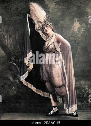 Gaby Deslys (1884 - 1920), französische Schauspielerin, Musikerin und irgendwann Liebhaber von König Manuel II. Von Portugal, abgebildet im Jahr 1913, als sie in „The Passing Show“ im Palasttheater auftrat. Als der Krieg ausbrach, war Gaby in Ostende, schaffte es aber, nach England zu kommen. Datum: 1913 Stockfoto