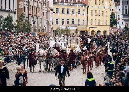 Landshut, Deutschland. 02. Juli 2023. Bei der Landshut Wedding geht die historische Prozession durch die Stadt. Tausende Besucher jubelten, während Braut und Bräutigam durch die herrlich dekorierte Altstadt zogen. Das mittelalterliche historische Spektakel stellt die Ehe der polnischen Prinzessin Hedwig mit dem Reichen von Bayern-Landshut wieder her. Kredit: Tobias C. Köhler/dpa/Alamy Live News Stockfoto