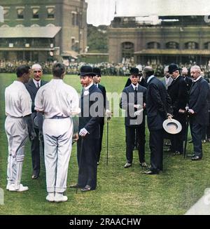 König George V. und Edward, Prinz von Wales (später König Edward VIII. Und dann Herzog von Windsor), wurden auf Lord's Cricket Ground, wo im Juni 1914 sein 100-jähriges Jubiläum gefeiert wurde, fotografiert. Der Anlass war geprägt von einer Übereinstimmung zwischen M.C.C. Südafrikanische Helden und der Rest Englands. Der König redet mit Mr. C. B. Fry, Mr. Johnny Douglas und Lord Hawke. Prinz Albert (später König George VI.) wird direkt hinter dem König gesehen, und der Prinz von Wales spricht mit Herrn F. E. Lacey. Auf der rechten Seite sind Sir C. Cust und der Herzog von Devonshire. Datum: 1914 Stockfoto