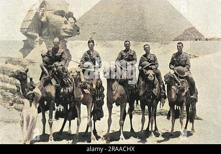 Offiziere der Camelry Unit bildeten sich auf ihren Halterungen vor der Sphinx und den Pyramiden in Gizeh während des Ersten Weltkriegs. Von links: Captain H. S. Scott, Lieutenant ward, Lieutenant H. Thompson, Lieutenant A. L. Elliott und Lieutenant Swindlehurst. Datum: 1917 Stockfoto