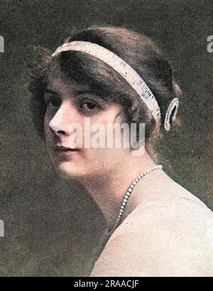 Lady Avice oder Avis Sackville, Tochter von Lord De La Warr, Schwester der berüchtigten Lady Idina Wallace. Die Tatler berichtet, dass sie Krankenpflege in Lady Lyttons Kriegskrankenhaus gemacht hat. Datum: 1917 Stockfoto