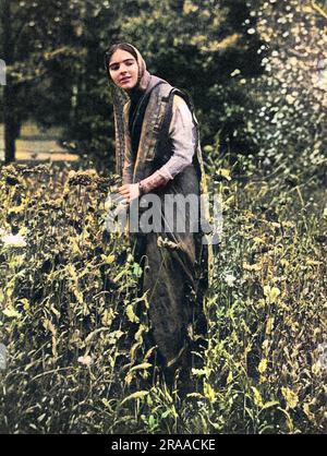 Roshana, alias Olive Craddock (1894-1926), Tänzerin. Craddock, die Tochter einer englischen Mutter und anglo-indischer Vater irischer Herkunft, lernte als Kind in Indien zu tanzen. Sie kam etwa 1909 nach Europa und nahm den Bühnennamen Roshanara nach einer legendären indischen Prinzessin an. Sie tanzte mit Loie Fullers Firma und erschien 1911 in London in Oscar Asche's Kismet und übernahm die Rolle von Zobeide in Scheherazade mit den Ballets Russes in Covent Garden. Sie kam 1912 zu Anna Pavlovas Firma und ließ sich schließlich in Amerika nieder, wo sie im Alter von 34 Jahren an Blinddarmentzündung starb. Abbildung bei Stockfoto