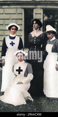 Lady Stradbroke, früher Helena Fraser und Ehefrau von George Rous, 3. Earl of Stradbroke, mit drei Krankenschwestern im Familienheim von Henham Hall in Suffolk. Das Haus wurde während des Ersten Weltkriegs in ein Militärkrankenhaus umgewandelt und erhielt Konvois von verwundeten Soldaten direkt aus Frankreich, die einst ausreichend gut an das Rote Kreuz weitergegeben wurden. Lady Stradbroke übernahm die alleinige Verantwortung als Oberschwester und überplante das Krankenhaus effizient. Henham Hall wurde 1953 abgerissen. Stockfoto