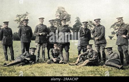 Britische Flieger vom Royal Flying Corps, erster Weltkrieg. Von links nach rechts: Lietenant Playfair, Lieutenant Mills, Lieutenant Soames, Captain Board, Major Riley, Major Higgins, Lieutenant Jones, Lieutenant Gould, Lieutenant Small und Lieutenant Anderson. Datum: 1914 Stockfoto