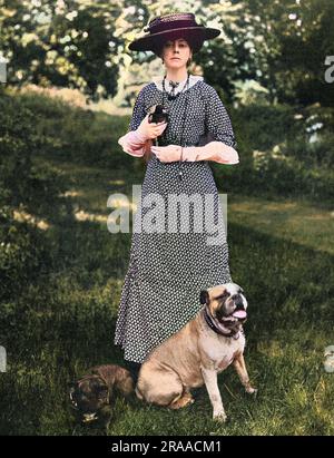 Lady Sarah Wilson (1865-1929), vormals Lady Sarah Spencer-Churchill, jüngstes Kind von John Spencer-Churchill, 7. Herzog von Marlborough, Schwester von Sir Randolph Churchill und folglich Tante von Sir Winston Churchill. Lady Sarah war am bekanntesten für ihre Rolle als Kriegskorrespondentin für die Daily Mail, als sie während des Burerkrieges bei der Belagerung von Mafeking anwesend war. Im Tatler zu Beginn des Ersten Weltkriegs, zusammen mit einem Appell für Ausrüstung und Geld für ein Krankenhaus, das sie auf dem Kontinent errichten wollte. Sie wird von einer Bulldogge begleitet. Stockfoto