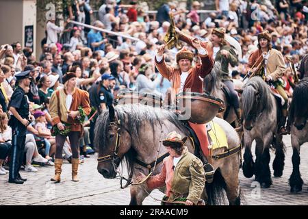 Landshut, Deutschland. 02. Juli 2023. Bei der Landshut Wedding geht die historische Prozession durch die Stadt. Tausende Besucher jubelten, während Braut und Bräutigam durch die herrlich dekorierte Altstadt zogen. Das mittelalterliche historische Spektakel stellt die Ehe der polnischen Prinzessin Hedwig mit dem Reichen von Bayern-Landshut wieder her. Kredit: Tobias C. Köhler/dpa/Alamy Live News Stockfoto