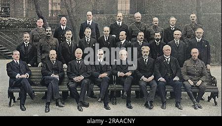 Foto wurde 1917 in der Downing Street 10 des Kaiserkabinetts aufgenommen. Erste Reihe, Henderson, Lord Milner, Lord Curzon, Mr. Bonar Law, David Lloyd George, Sir Robert Borden, Mr. Massey, General Smuts. Zweite Reihe: Sir Sinha, Maharadscha von Bikanir, Sir J Meston, Austen Chamberlain, Lord Robert Cecil, Herr Walter Long, Sir J ward, Sir George Perley, Mr Rogers, Herr Hazen. Hinterste Reihe, Captain Amery, Admiral Jellicoe, Sir Edward Carson, Lord Derby, General Morris, Sir M. Hankey, Mr. Lambert, Major Storr. Datum: 1917 Stockfoto