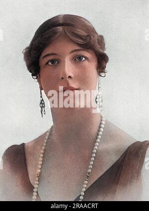 Edith Vane-Tempest-Stewart, Marchioness of Londonderry DBE (3. Dezember 1878 – 23. April 1959), bekannte die Gastgeberin der Gesellschaft und, während des Ersten Weltkriegs Direktorin der Frauenlegion (ursprünglich WVR – Women's Volunteer Reserve), interessierte sich für die militärische Kochabteilung. Das herrliche Londonderry House in Park Lane wurde während des Krieges in ein Militärkrankenhaus umgewandelt, ebenso wie zwei der Landsitze von Lord Londonderry. Lady Londonderry war früher Edith Helen Chaplin und heiratete 1899 Charles Vane-Tempest-Stewart, Viscount Castlereagh. Datum: 1917 Stockfoto