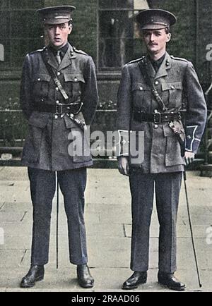 Die beiden Söhne des Schatzkanzlers, des Munitionsministers und des zukünftigen Premierministers David Lloyd George, bildeten sie im Garten der Downing Street Nr. 11 in der Uniform des 6. Bataillons, Royal Welsh Fusiliers. Rechts (mit Schnurrbart) ist Gwilym Lloyd George und links sein Bruder Richard. Datum: 1914 Stockfoto